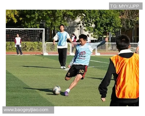 她在绿茵场上追逐梦想的脚步，勇敢地向世界宣告她想踢足球